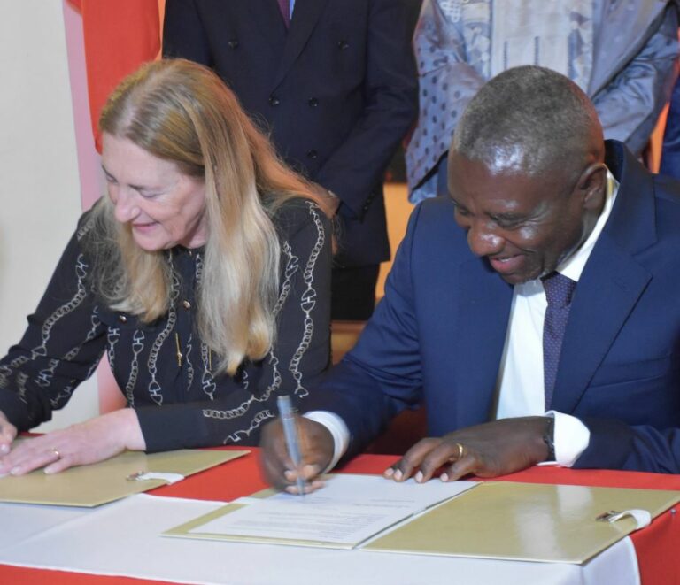 Signature du mémorandum de coopération entre le Groupe IAO et la Suisse.